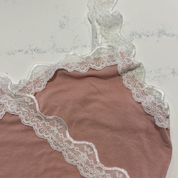 💕Host Pick💕 SHEIN Contrast Lace Panel Lettuce Edge Cami Top - Picture 4 of 5